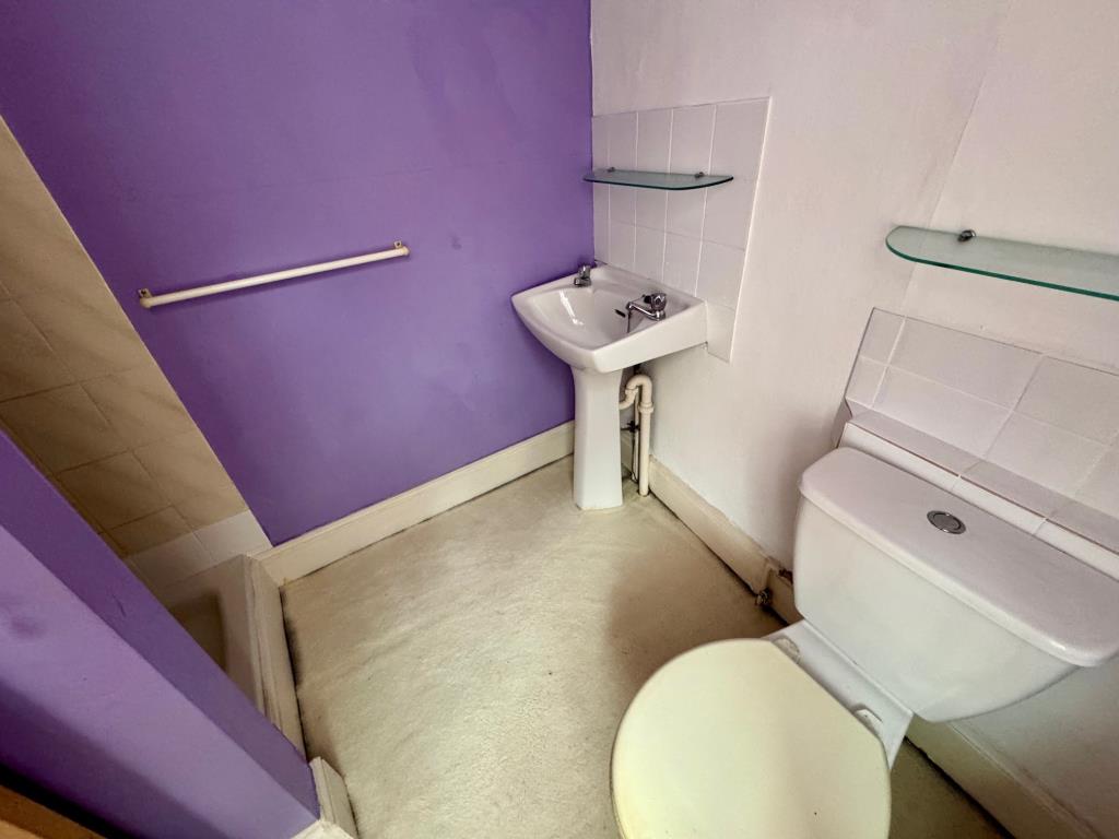 Lot: 130 - END-TERRACE PERIOD COTTAGE - En-suite to bedroom 2